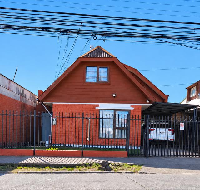Casa amplia sobre Av. Manuel Recabarren